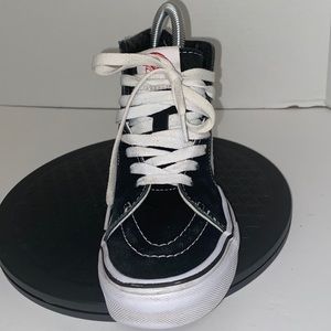 Black suede material unisex Vans size men 4.5 women 6 in good condition.